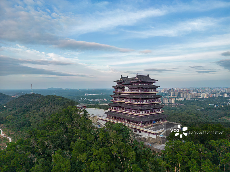 航拍九层高的儋阳楼，中国海南省儋州市那大城区马鞍岭图片素材