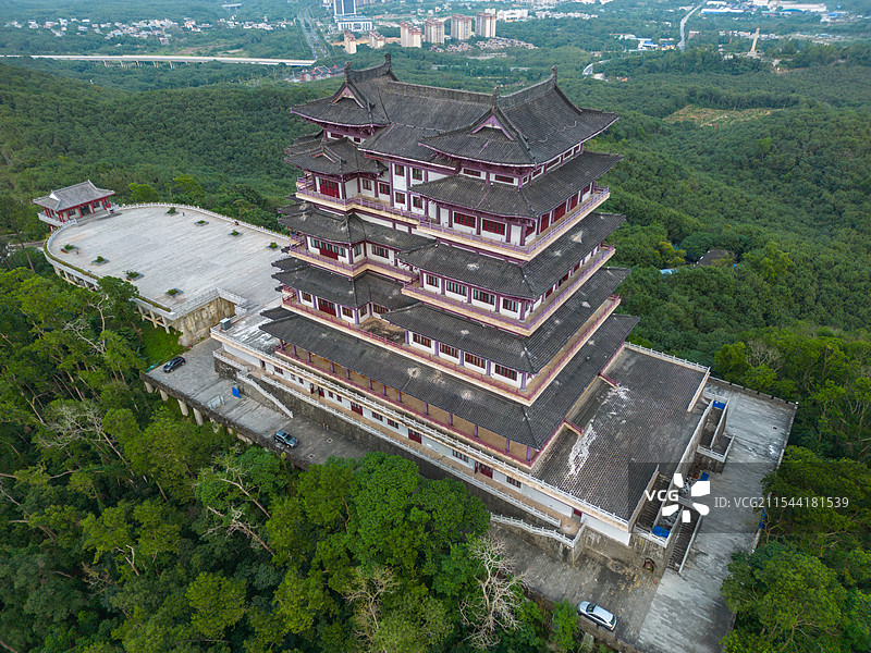 航拍九层高的儋阳楼，中国海南省儋州市那大城区马鞍岭图片素材