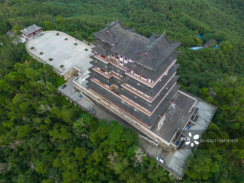 航拍九层高的儋阳楼，中国海南省儋州市那大城区马鞍岭图片素材