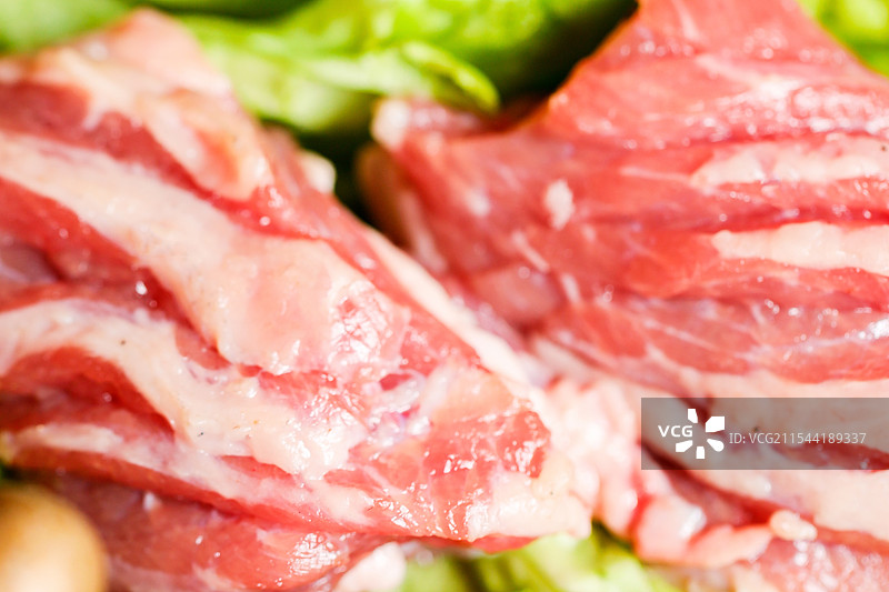 热气羊肉羊五花羊腿肉羊肩肉牛舌烤肉烤羊肉图片素材