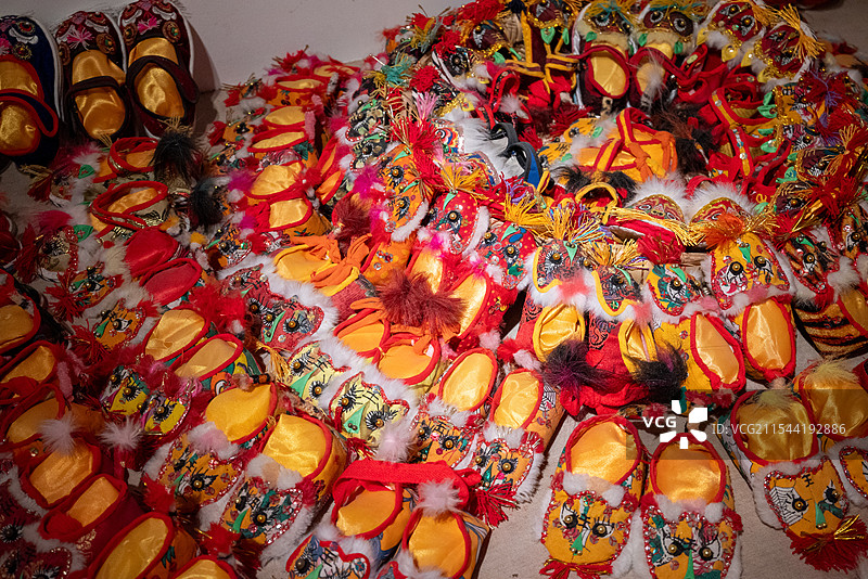 民俗绣花鞋儿童鞋图片素材