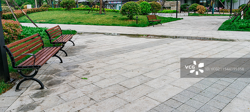 中国城市露台花园拍摄主题，重复的砖地地面，木制黄色公园长椅，户外白昼无人图像摄影图片素材