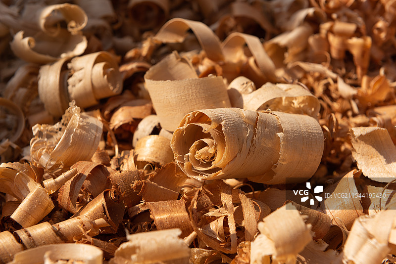 卷曲的刨花木屑实拍图片素材