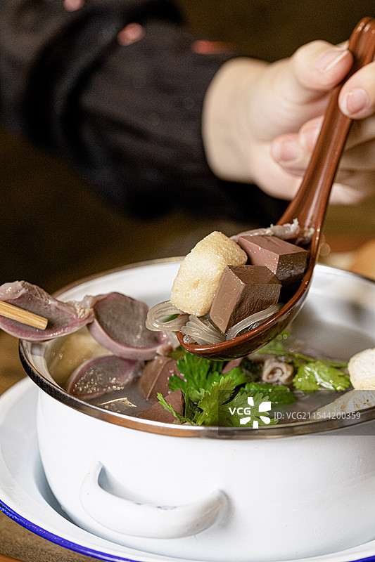 本帮小吃上海小吃油墩子馄饨鸭血粉丝汤猪排生煎锅贴春卷鲜肉锅贴生煎馒头上海特产图片素材