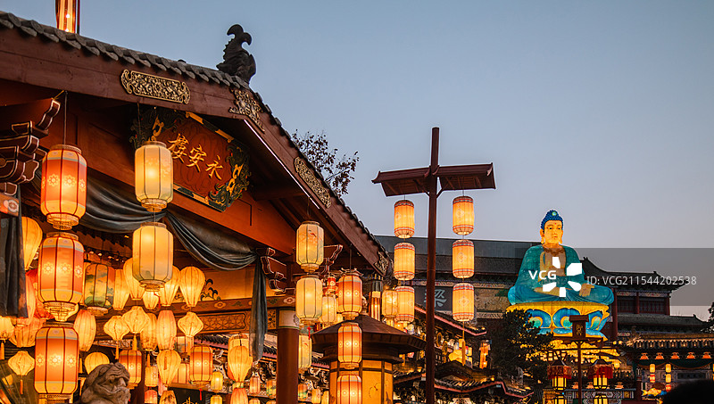 浙江东阳横店清明上河图景区，蛇年新春灯会布置图片素材