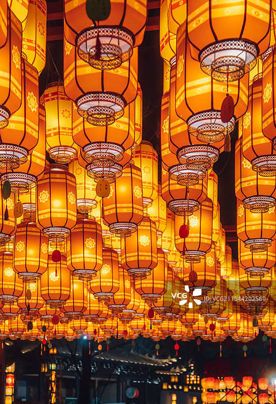 浙江东阳横店清明上河图景区，蛇年新春灯会布置图片素材