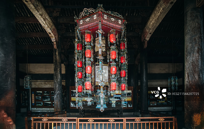 浙江金华东阳市卢宅明清古建筑群，宝盖索络联三聚七彩穗羊角灯笼图片素材