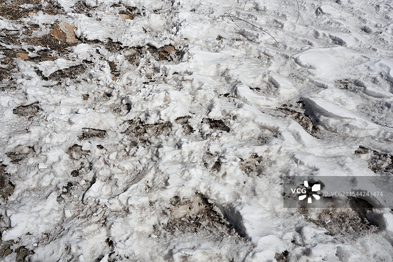 河北张家口燕山余脉大马群山坝下崇礼与坝上张北交界桦皮岭景区冬季越野徒步登山户外运动晴天泥与雪混合物图片素材