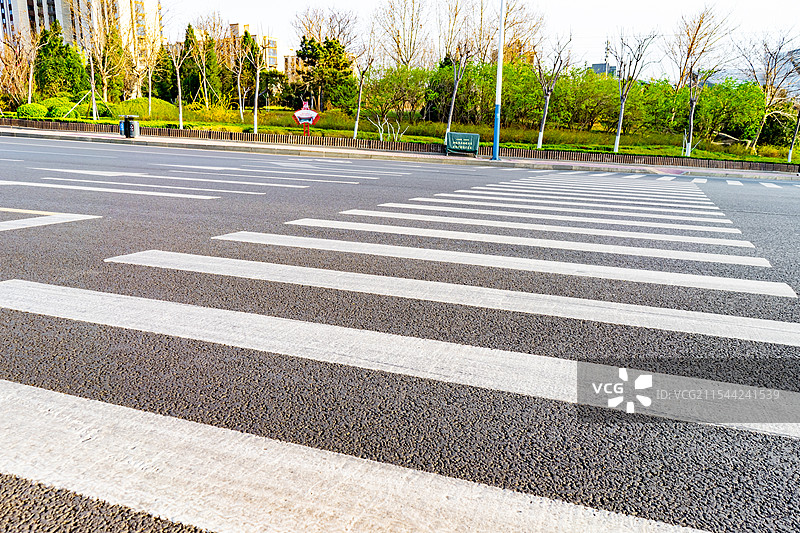中国城市交通拍摄主题，逆光拍摄黑白相间的斑马线道路，户外无人图像摄影图片素材