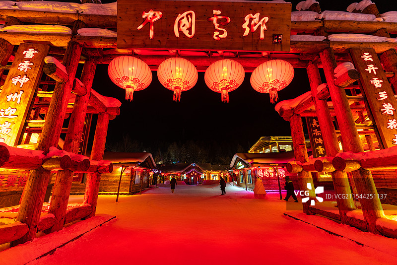 冬天的黑龙江牡丹江中国雪乡木门和红灯笼图片素材