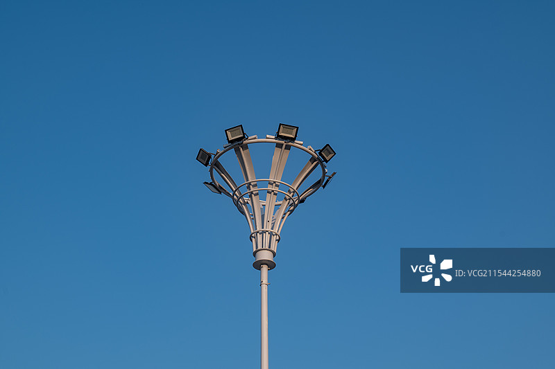 蓝天下街灯的低角度视角图片素材