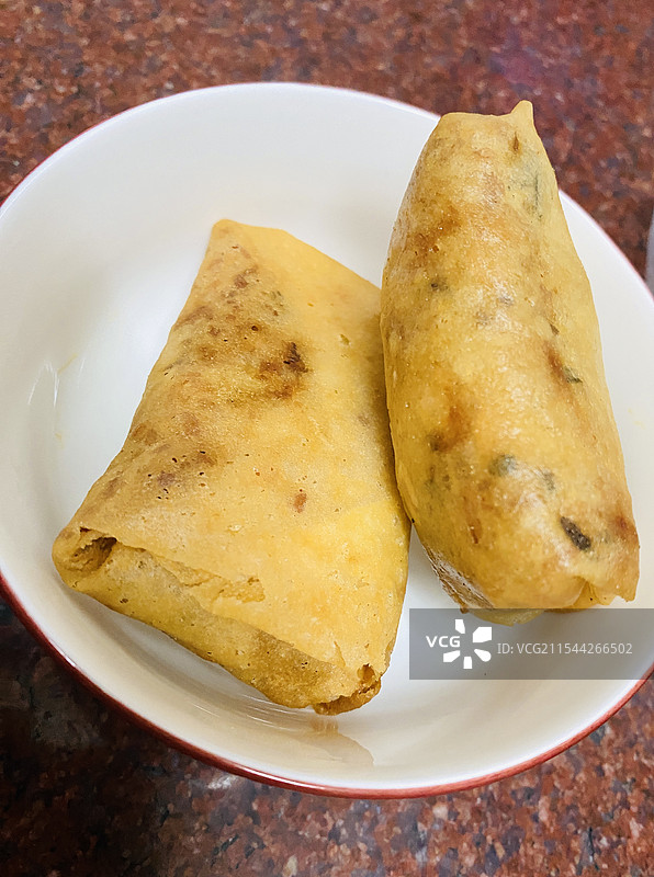 碗里两个潮汕春卷春饼的特写图片素材