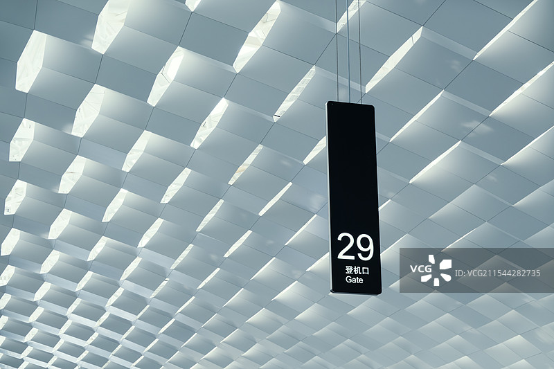 机场候机厅指示牌对建筑穹顶图片素材