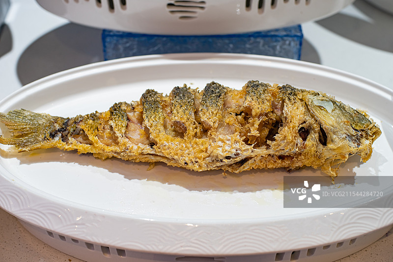 中国餐饮行业饮食产业，传统经典中国食品，美食拍摄主题，一盘子红烧黄河大鲤鱼特写，室内无人图像摄影图片素材