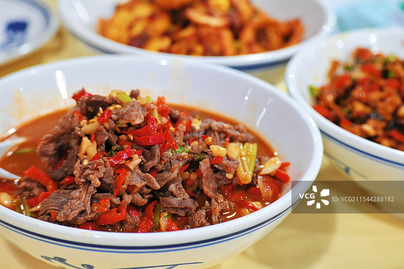 桌上碗里湘菜剁椒牛肉食物的特写镜头图片素材