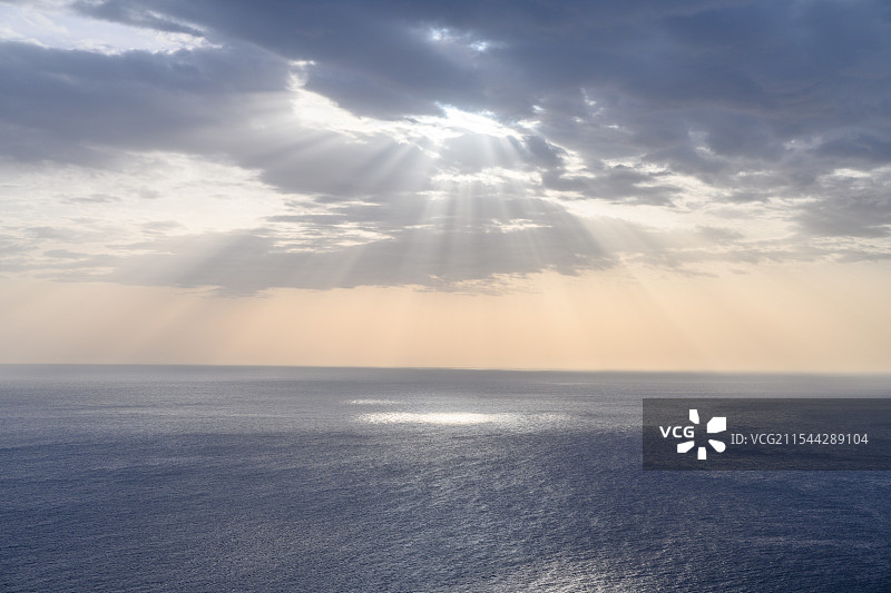 葡萄牙马德拉群岛海上丁达尔效应图片素材