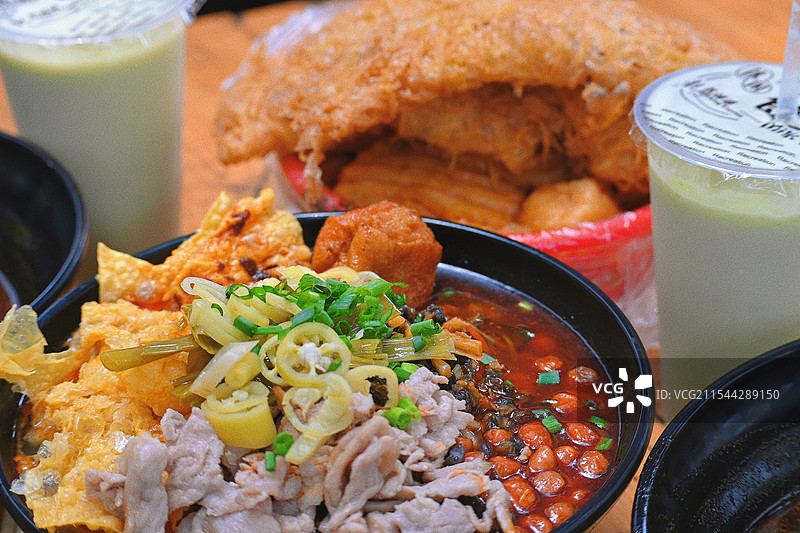 桌上碗里螺蛳粉的特写镜头图片素材