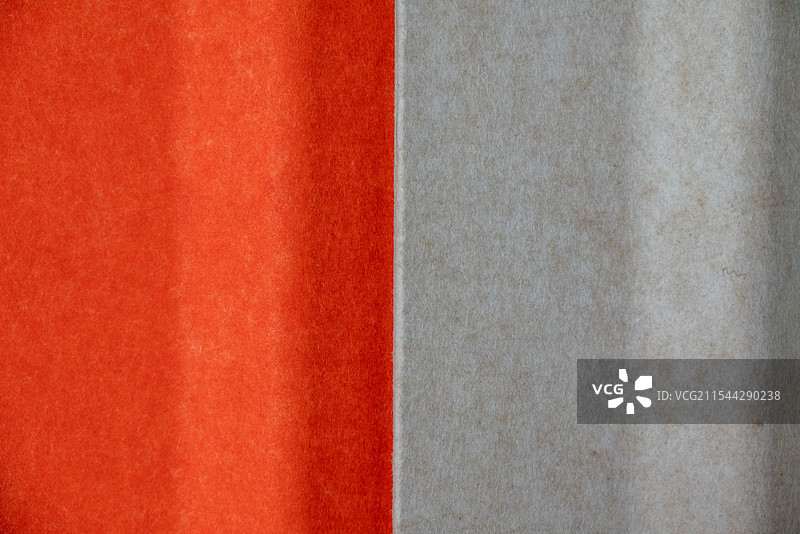 彩色织物全帧拍摄：灰色背景和红色背景对比图片素材