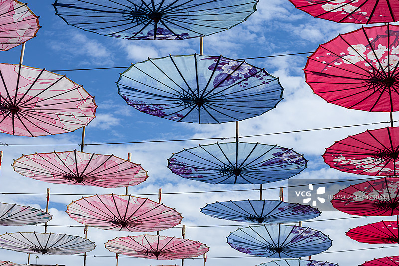 装饰天空的油纸伞，拍摄于安仁古镇。图片素材