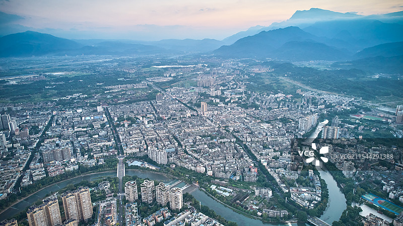 鸟瞰峨眉山市图片素材