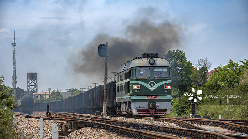 益娄铁路DF4B内燃机车牵引货列驶出壶天站图片素材