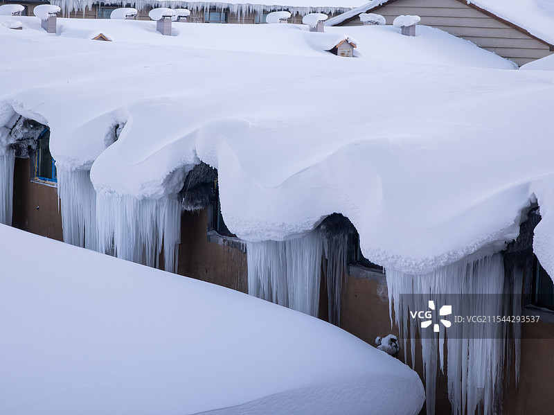 雪乡屋檐下的“冰溜子”（冰锥）图片素材