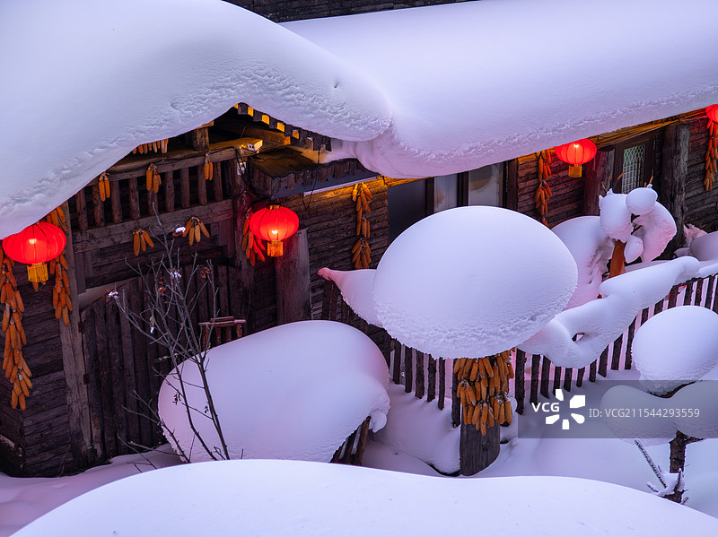 傍晚时分雪乡狗熊岭式小木屋农家小院图片素材