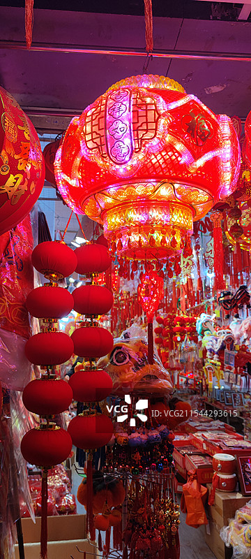 春节装饰品店中悬挂的各种红色灯笼的特写图片素材