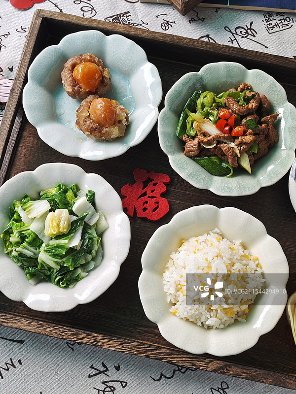 中餐青椒牛肉丝，凤凰展，青菜，米饭图片素材