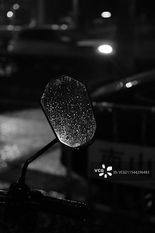 雨夜 反光镜 水珠图片素材
