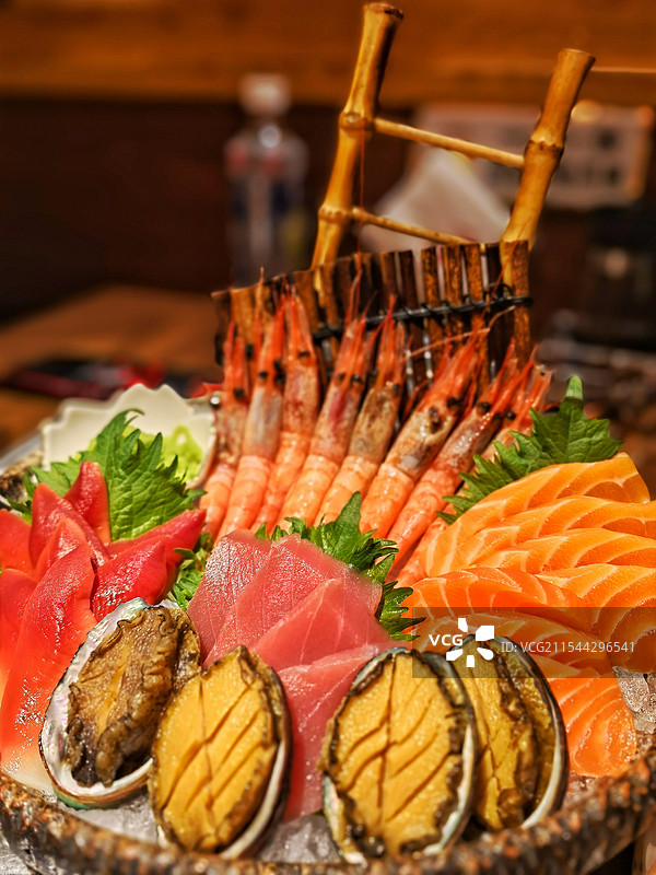 海鲜刺身拼盘-鲍鱼、三文鱼、甜虾、北极贝、金枪鱼图片素材