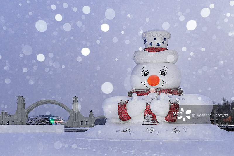 雪中的大雪人图片素材