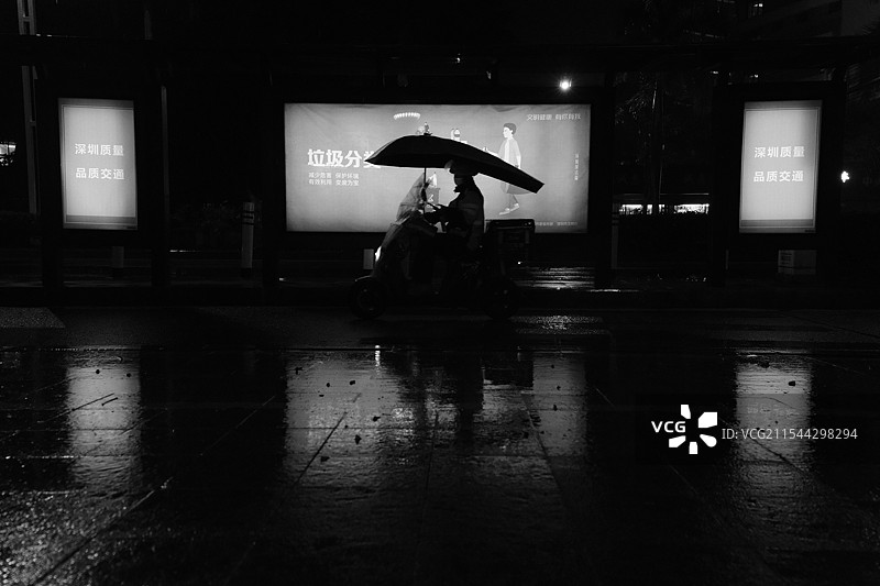 雨夜里匆匆的人图片素材