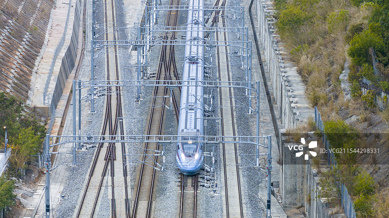 行驶中的和谐号高铁列车图片素材