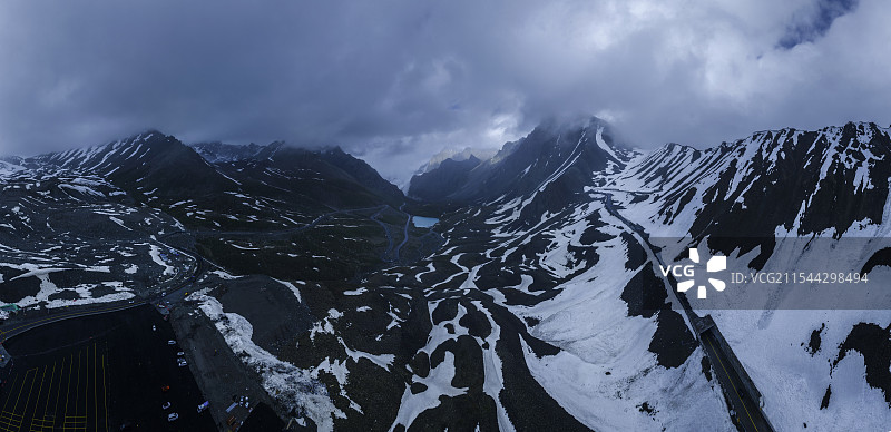 独库公路，哈希勒根达坂，六月的夏季照样飞雪图片素材