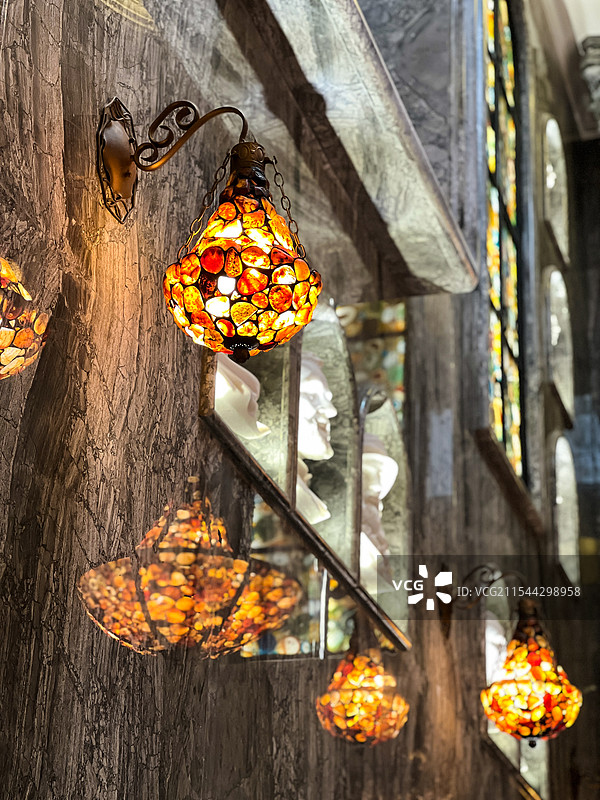 北京某酒店室内墙上华丽的欧式壁灯图片素材