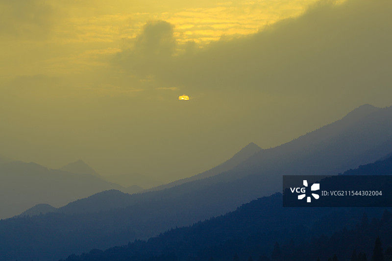 庐山风景区之层峦叠嶂——夏日的太阳在云层中图片素材