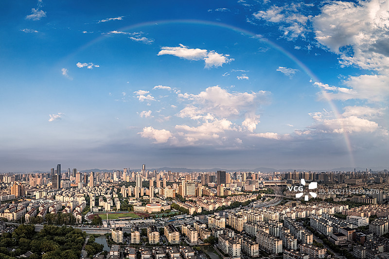 夏日雨后的彩虹与城市天际线航拍视角照片图片素材