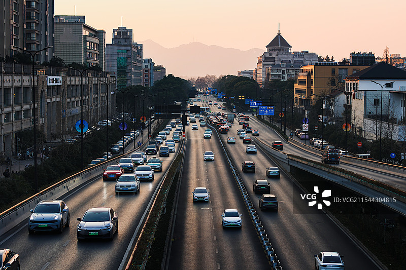 城市高架桥俯瞰车辆川流不息图片素材