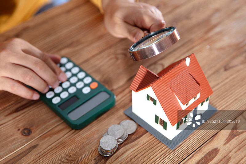 购房者查找合适的房源图片素材