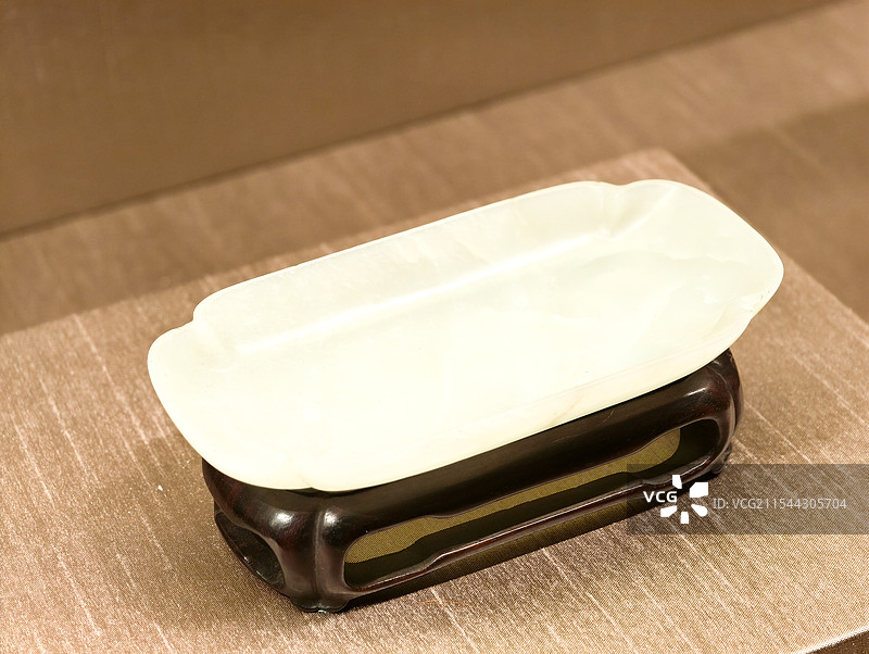 白玉素琢海棠式长形盘图片素材