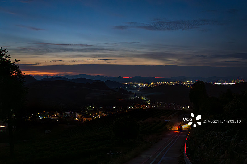 日落时城市景观的高角度俯瞰图片素材