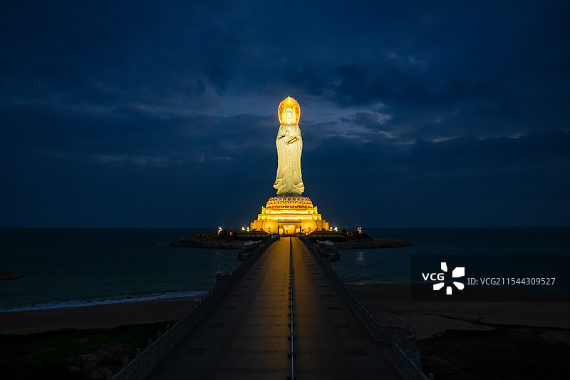 夜晚的三亚南海观音图片素材