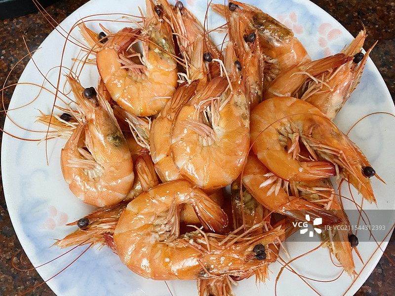盘子里鲜甜的白灼海虾、煮虾的特写图片素材