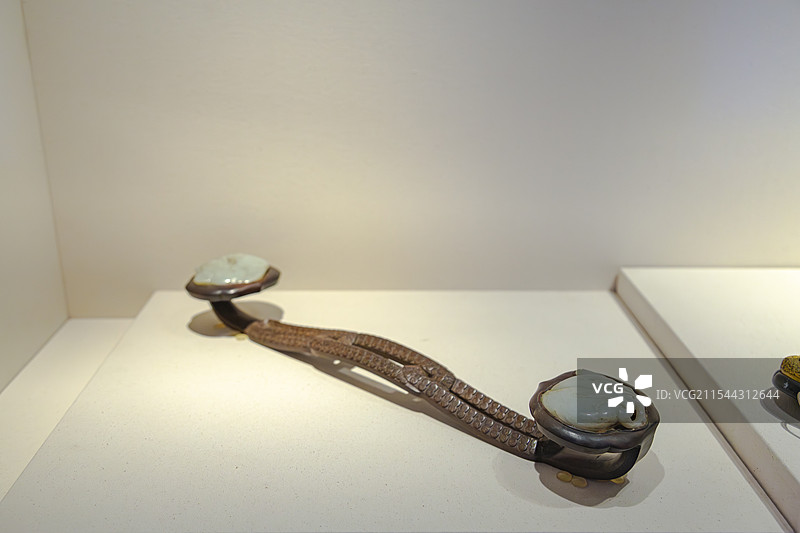 北京故宫博物院文物清朝紫檀刻干支嵌玉双头如意图片素材