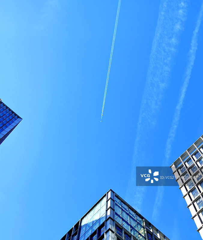 蓝天下飞机痕迹仰视图图片素材