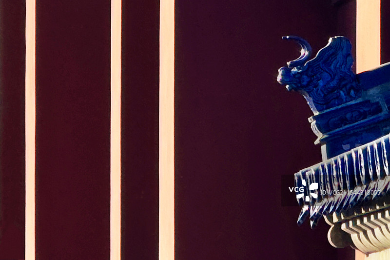 朱墙光影里的灵兽图片素材