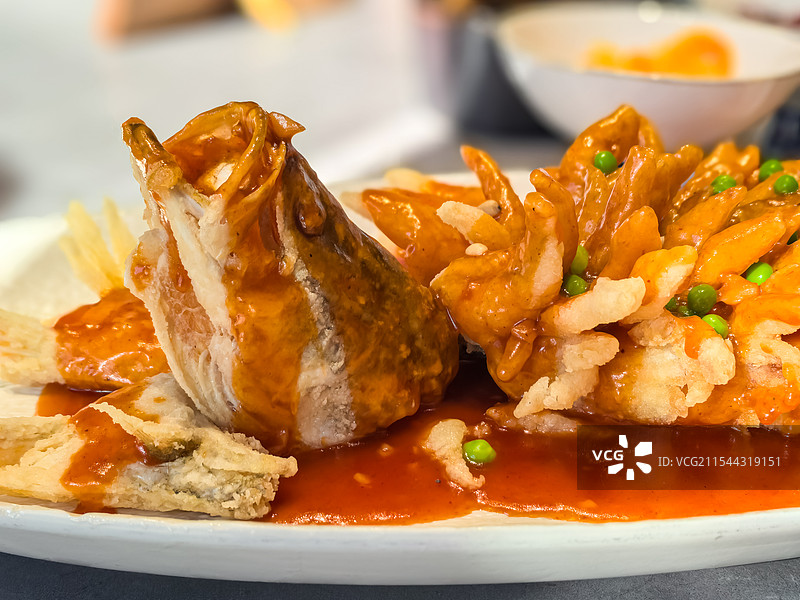 中国餐饮行业饮食产业，传统经典中国食品，美食拍摄主题，一盘子松鼠鱼特写，室内无人图像摄影图片素材
