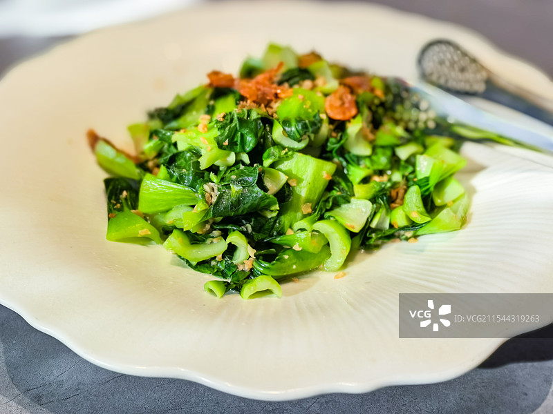 中国餐饮行业饮食产业，传统经典中国食品，一盘子爆炒虾仁油菜，室内无人图像图片素材