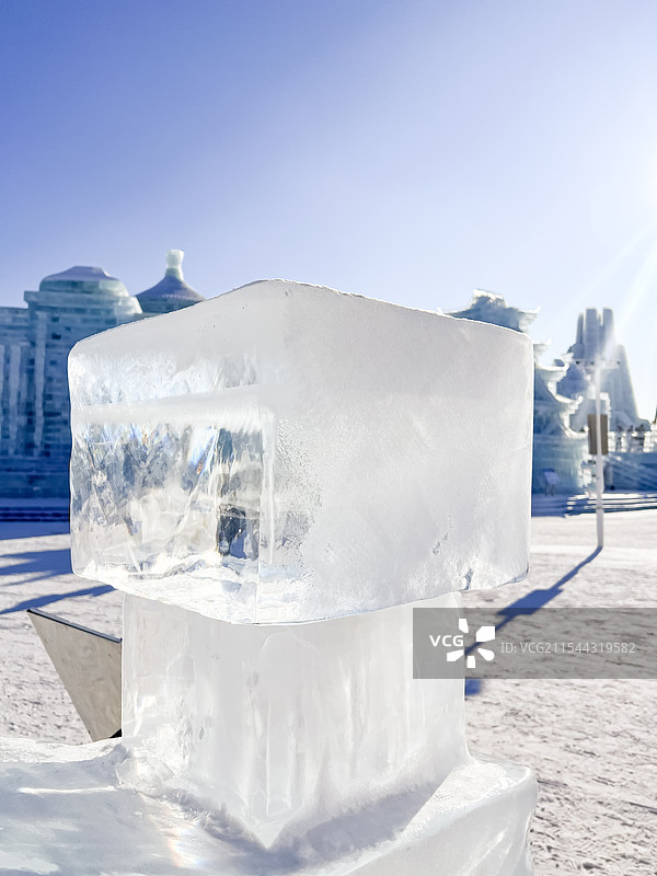 中国黑龙江哈尔滨冰雪大世界公园里，透明的垒起的冰块，户外白昼无人图像摄影图片素材